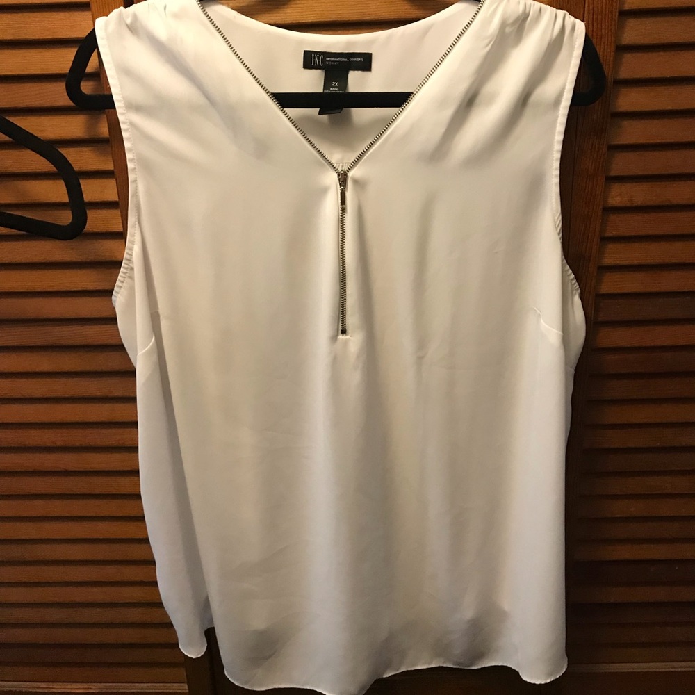 Light weight shirtsleeve blouse.